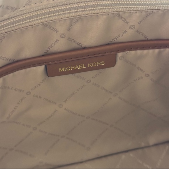 Michael Kors Jessie Vanilla Luggage Large Tote - Picture 14 of 16